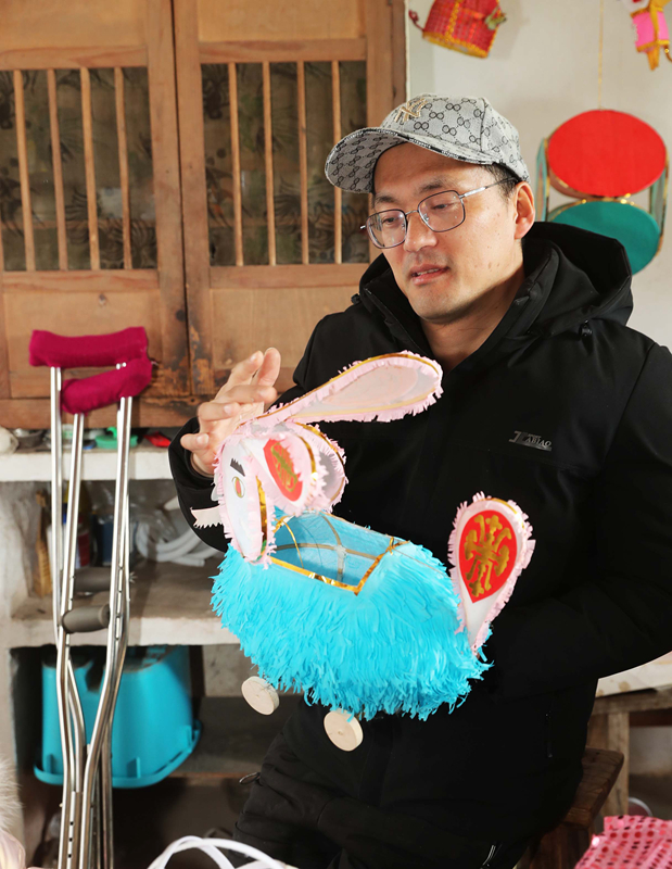 殘疾手藝人陳泉手扎兔燈迎元宵