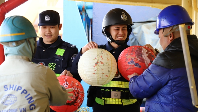 福滿(mǎn)元宵 警民同歡 | 南通邊檢聯(lián)合長(zhǎng)航公安與海員共度元宵節(jié)