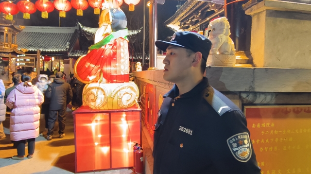 城隍廟元宵活動(dòng)現(xiàn)場(chǎng)，民警點(diǎn)亮“平安燈”