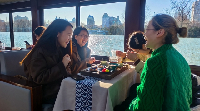 乘一艘畫(huà)舫賞春日勝景——南通創(chuàng)新打造“移動(dòng)水岸會(huì)客廳”