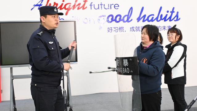 民警進(jìn)校園 上好“開(kāi)學(xué)第一課”