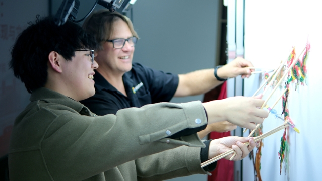 皮影藝術(shù)進(jìn)高校 中外師生動(dòng)手“玩轉(zhuǎn)”非遺