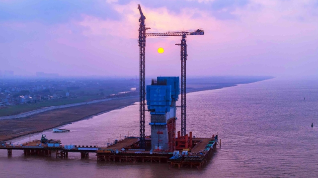 崇啟公鐵長(zhǎng)江大橋主塔突破60米高度 計(jì)劃2026年初全線(xiàn)貫通