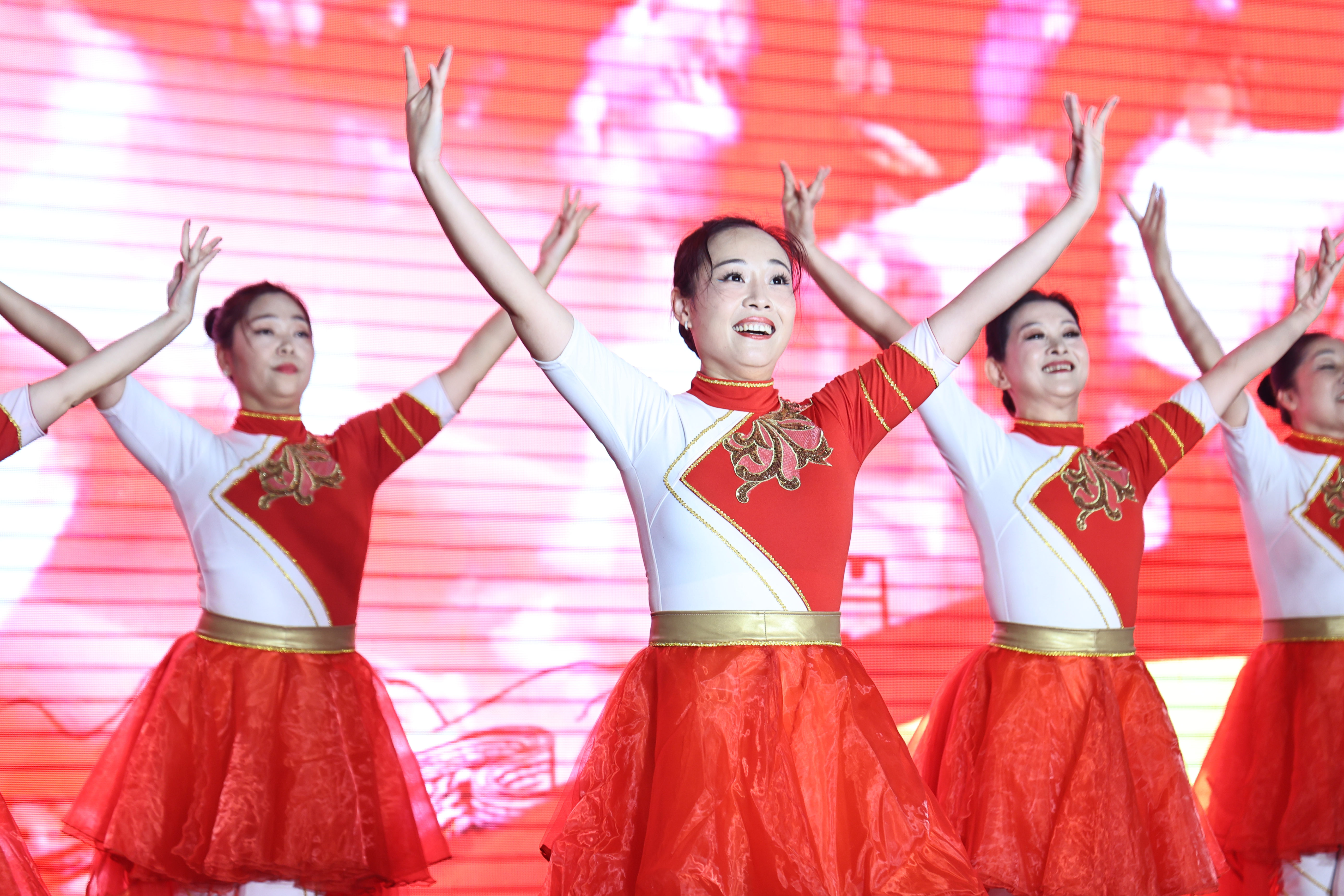 “茉莉花開·藝通江?！比罕娢幕顒舆M商圈