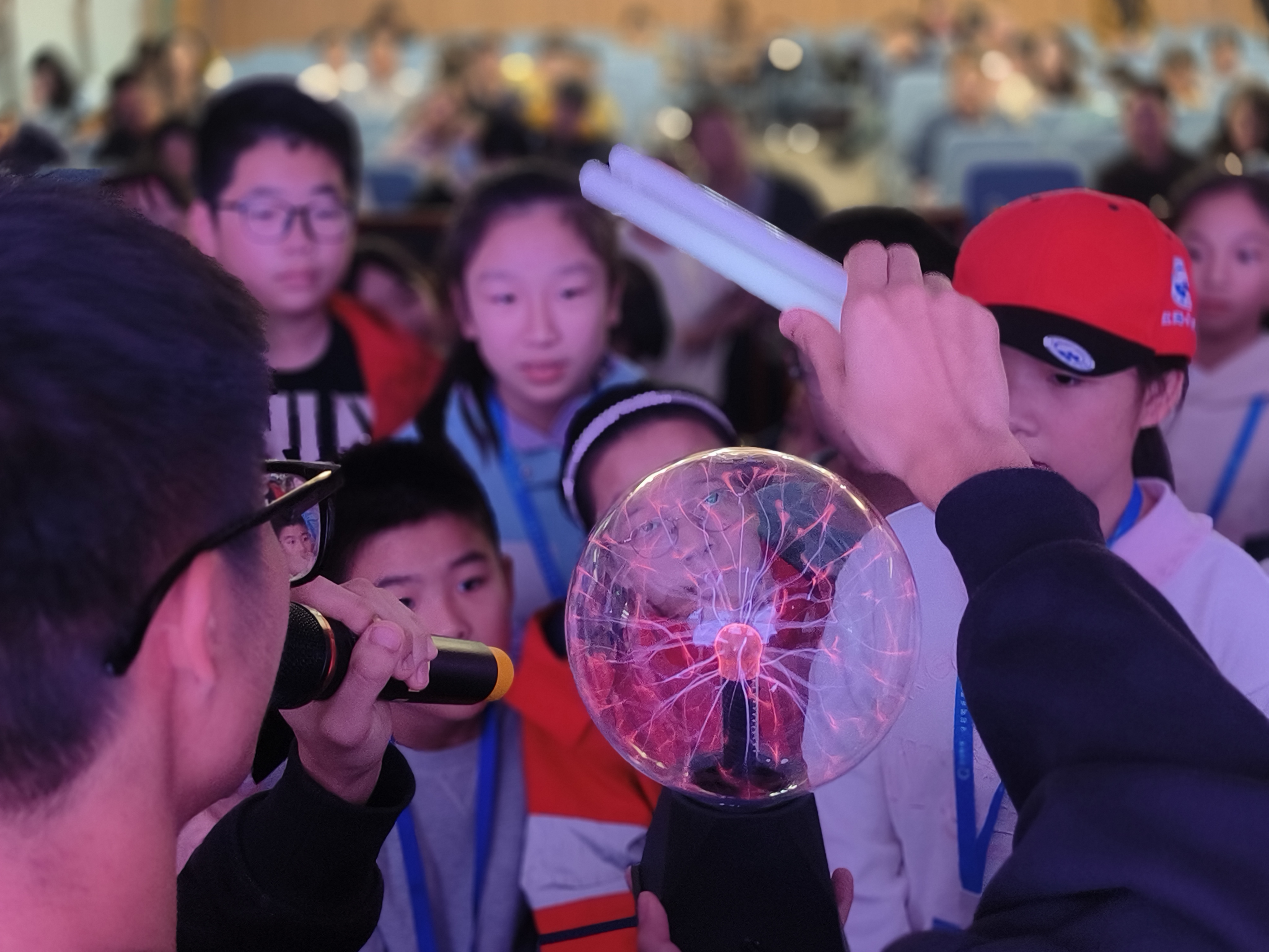 南通大學(xué)志愿團隊帶領(lǐng)江海小記者探秘物理世界