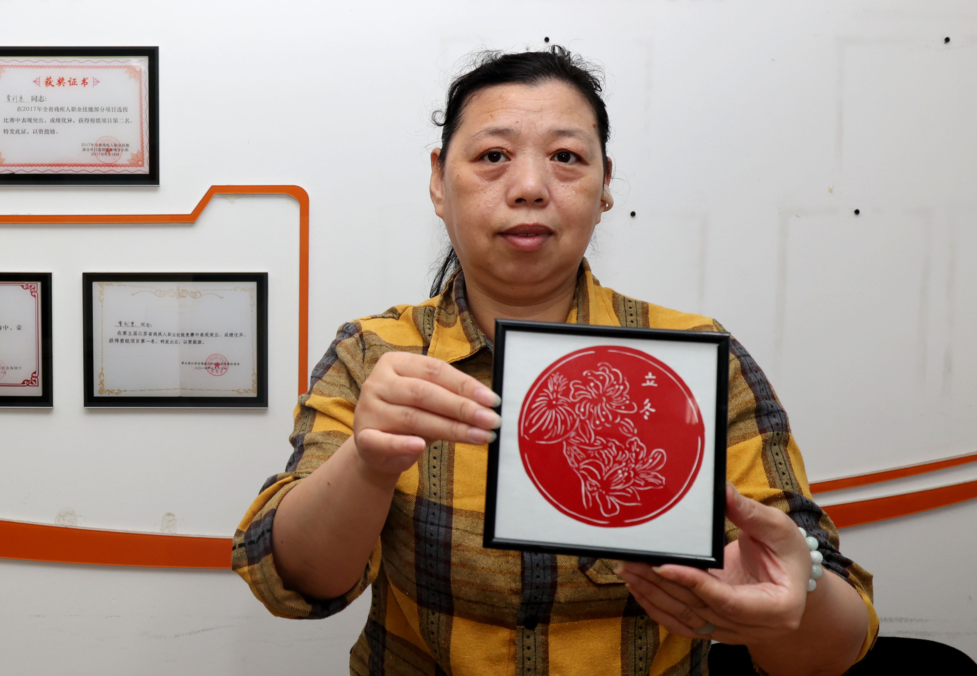 立冬剪紙賀新時！剪紙傳情、帶同胞增收，曹劍惠巧手點亮勵志人生