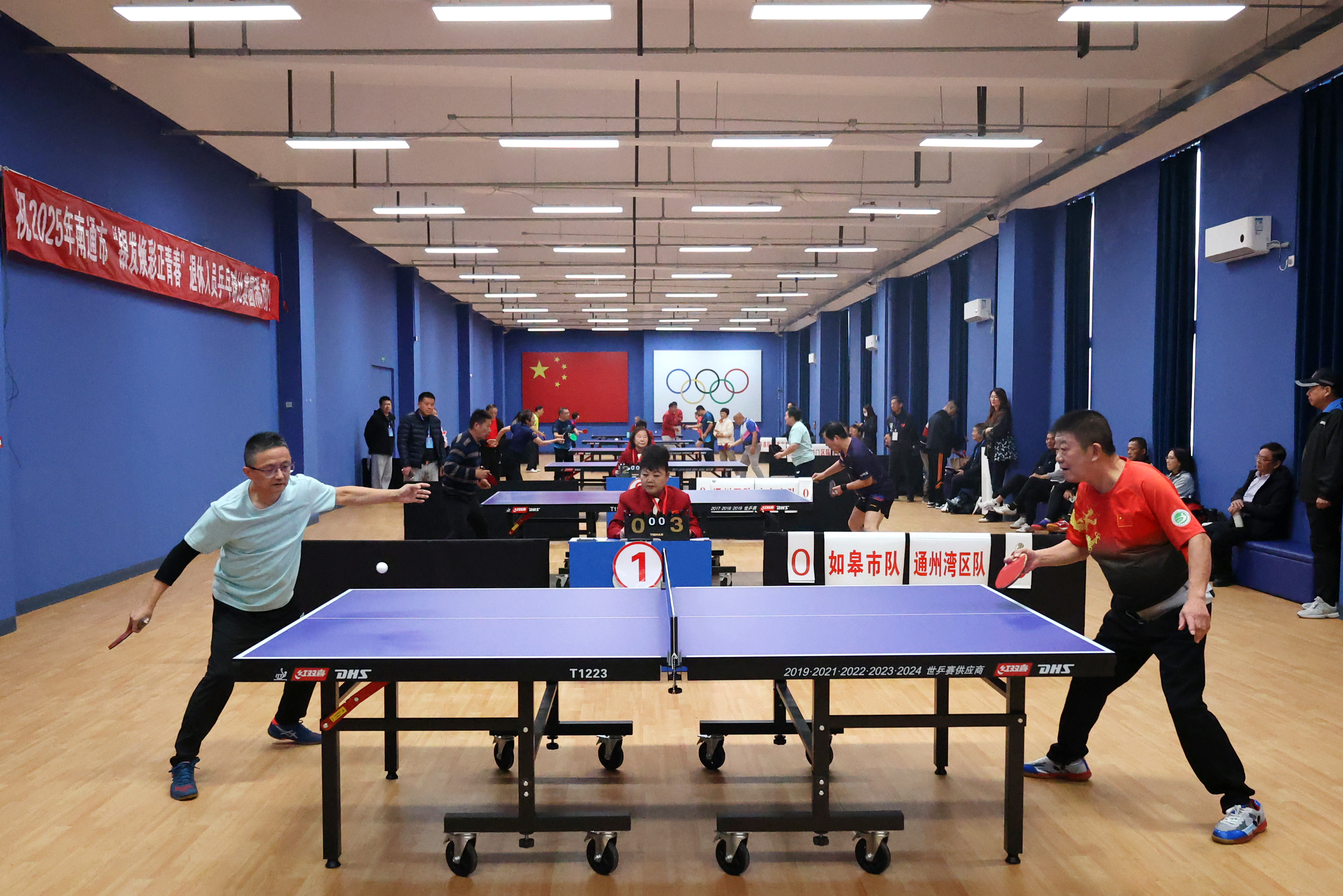南通舉行退休人員乒乓球賽  快攻弧圈怪板好戲連臺