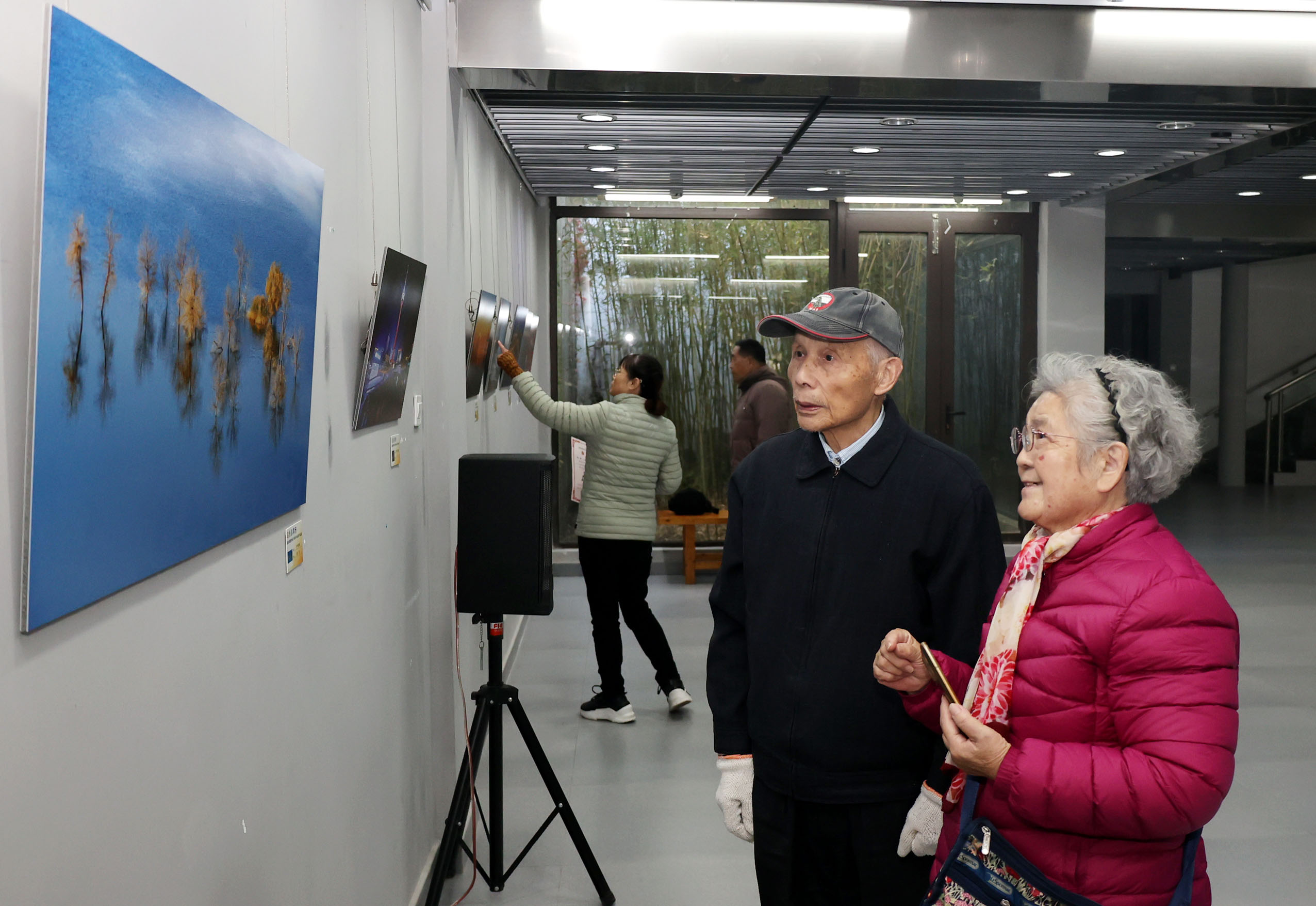 《與光影同行——夕陽美會(huì)員攝影作品展》開幕，持續(xù)至12月8日