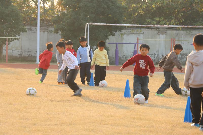 “蘇超”熱涌鄉(xiāng)野 “草根”足球綻放 | 如皋市九華小學(xué)“鄉(xiāng)鏈”足球拉開首訓(xùn)