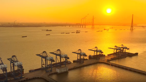 視頻 | 南通港集裝箱碼頭生產(chǎn)忙